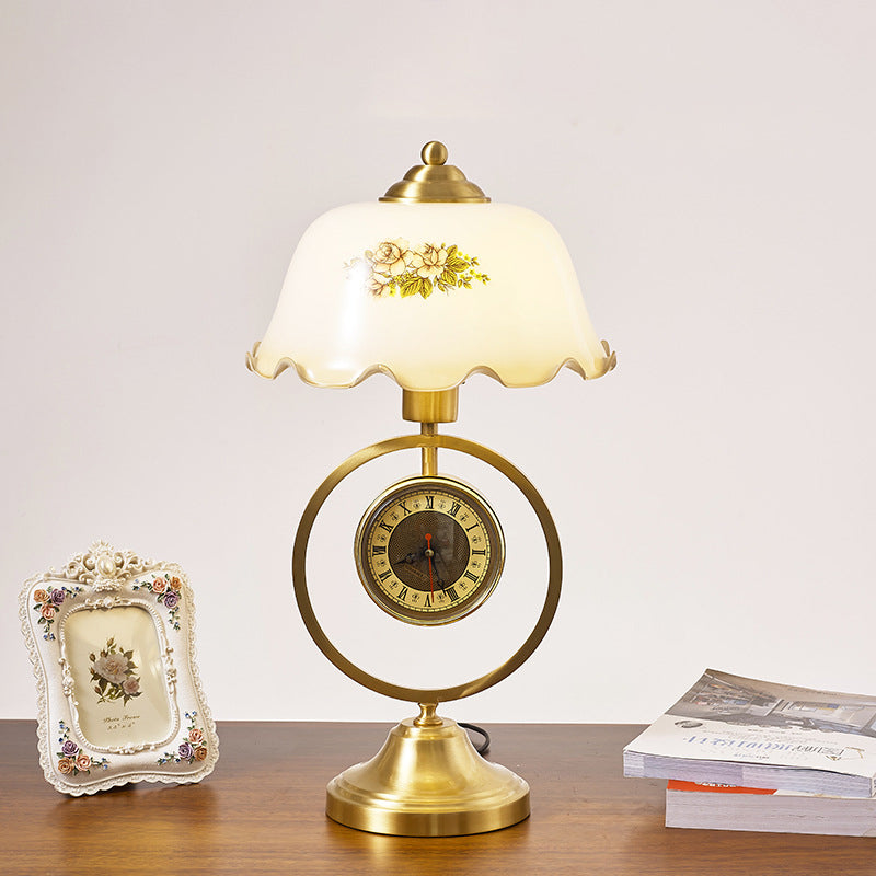 Retro-Tischlampe mit Rüschen und Uhr
