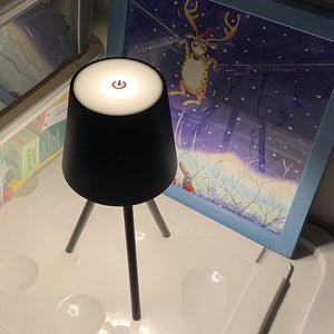 Moderne minimalistische LED-Tischlampe mit Stativ