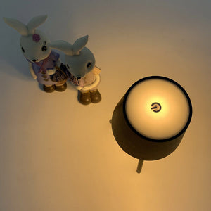Moderne minimalistische LED-Tischlampe mit Stativ