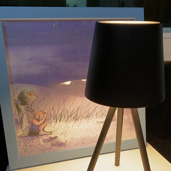 Moderne minimalistische LED-Tischlampe mit Stativ