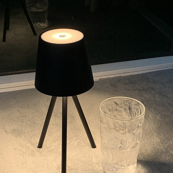 Moderne minimalistische LED-Tischlampe mit Stativ