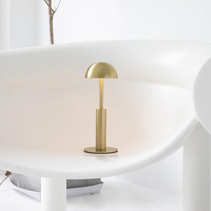 Minimalistische LED-Tischlampe im Kuppeldesign