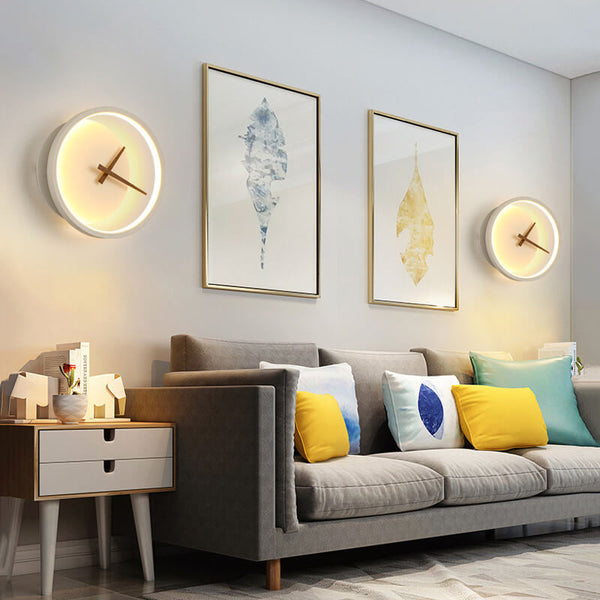 Moderne LED-Wanduhr im Monddesign