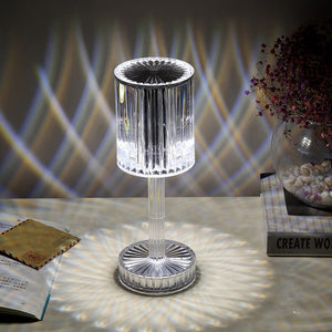 Moderne LED-Tischlampe in geometrischer Form mit Touch-Bedienung