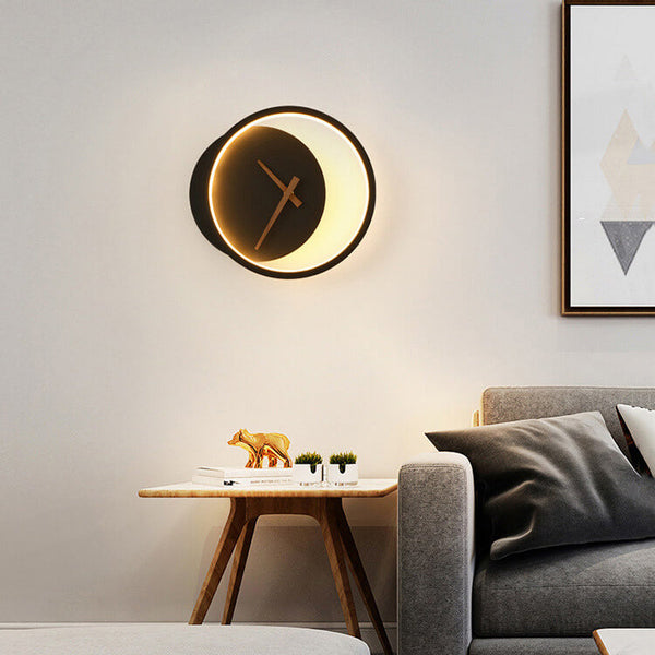 Moderne LED-Wanduhr im Monddesign