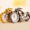 Motorradwecker im Retro-Fahrer-Stil
