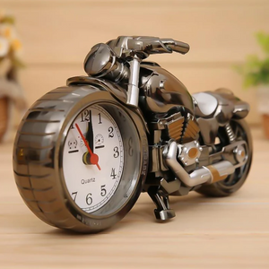 Motorradwecker im Retro-Fahrer-Stil