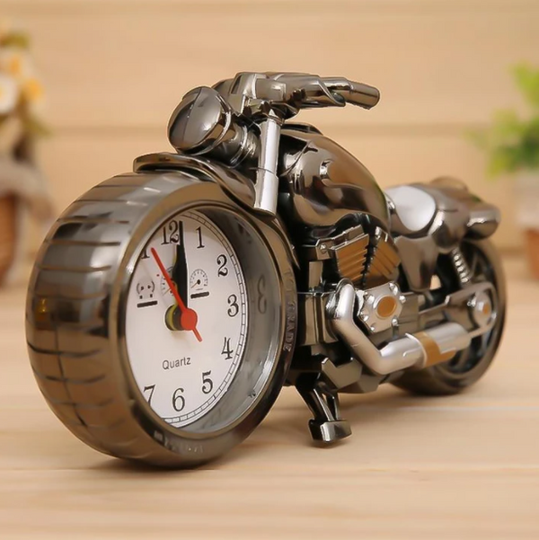 Motorradwecker im Retro-Fahrer-Stil