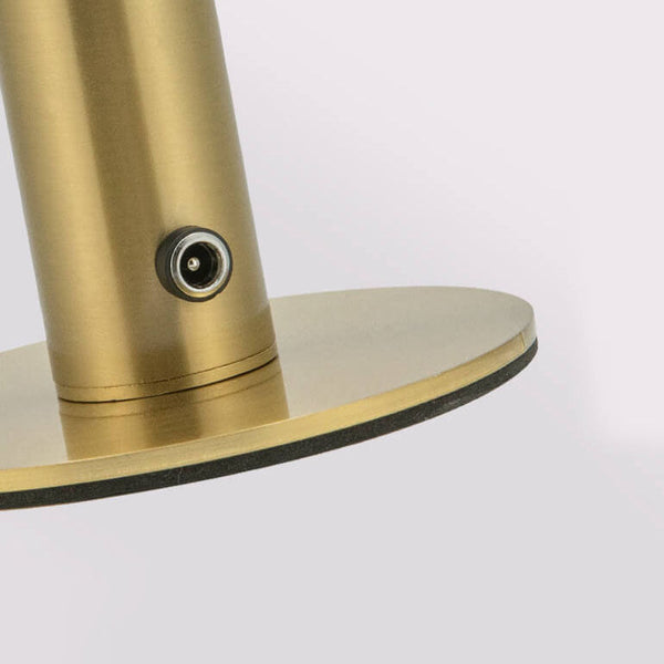 Minimalistische LED-Tischlampe im Kuppeldesign