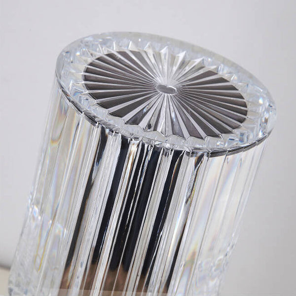 Moderne LED-Tischlampe in geometrischer Form mit Touch-Bedienung
