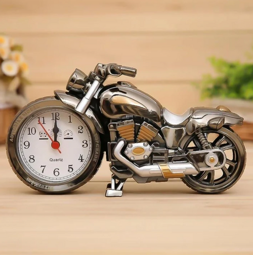 Motorradwecker im Retro-Fahrer-Stil