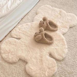 Flauschiger Teppich in Form eines Teddybären