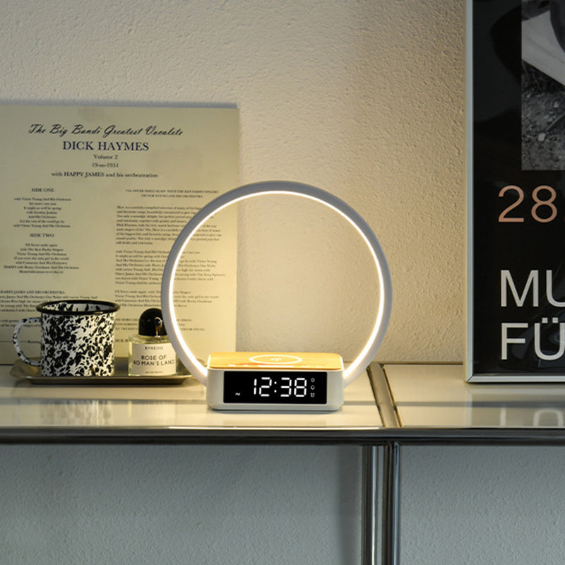 Moderner LED-Ring-Wecker mit Tischlampe und kabelloser Ladefunktion