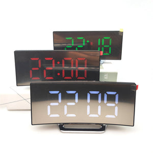 Moderne gebogene Spiegel LED Digitaluhr