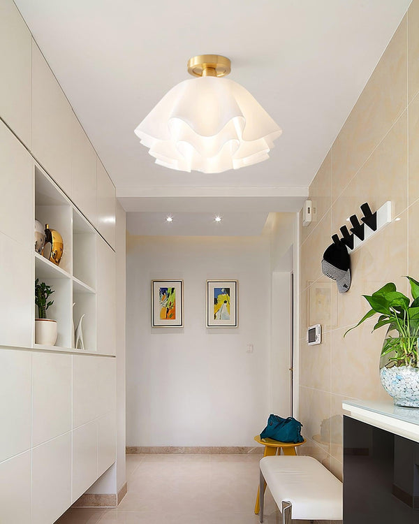 Moderne LED-Deckenleuchte mit Rüschen und bündiger Montage