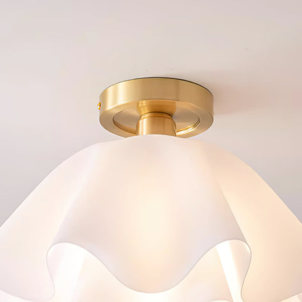 Moderne LED-Deckenleuchte mit Rüschen und bündiger Montage