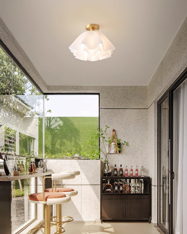 Moderne LED-Deckenleuchte mit Rüschen und bündiger Montage