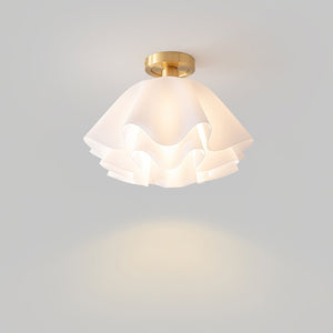 Moderne LED-Deckenleuchte mit Rüschen und bündiger Montage