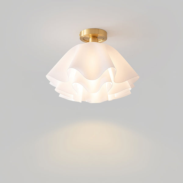 Moderne LED-Deckenleuchte mit Rüschen und bündiger Montage