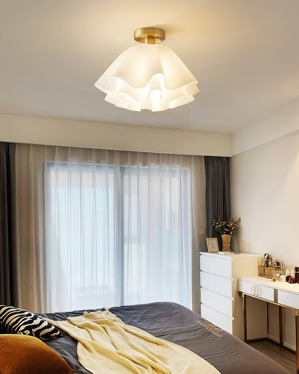 Moderne LED-Deckenleuchte mit Rüschen und bündiger Montage