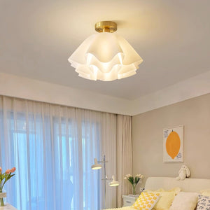 Moderne LED-Deckenleuchte mit Rüschen und bündiger Montage