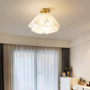 Moderne LED-Deckenleuchte mit Rüschen und bündiger Montage