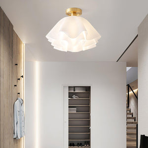 Moderne LED-Deckenleuchte mit Rüschen und bündiger Montage