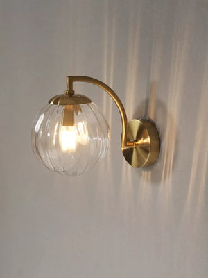 Moderne Retro-Wandleuchte mit Rauchglas-Globus