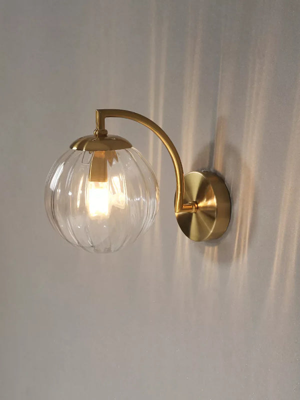Moderne Retro-Wandleuchte mit Rauchglas-Globus