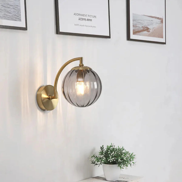 Moderne Retro-Wandleuchte mit Rauchglas-Globus
