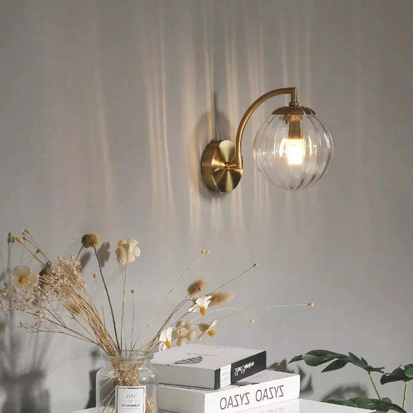 Moderne Retro-Wandleuchte mit Rauchglas-Globus