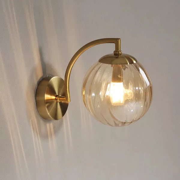Moderne Retro-Wandleuchte mit Rauchglas-Globus