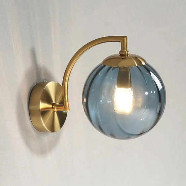Moderne Retro-Wandleuchte mit Rauchglas-Globus