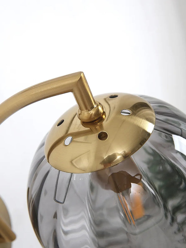 Moderne Retro-Wandleuchte mit Rauchglas-Globus