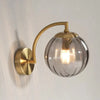 Moderne Retro-Wandleuchte mit Rauchglas-Globus