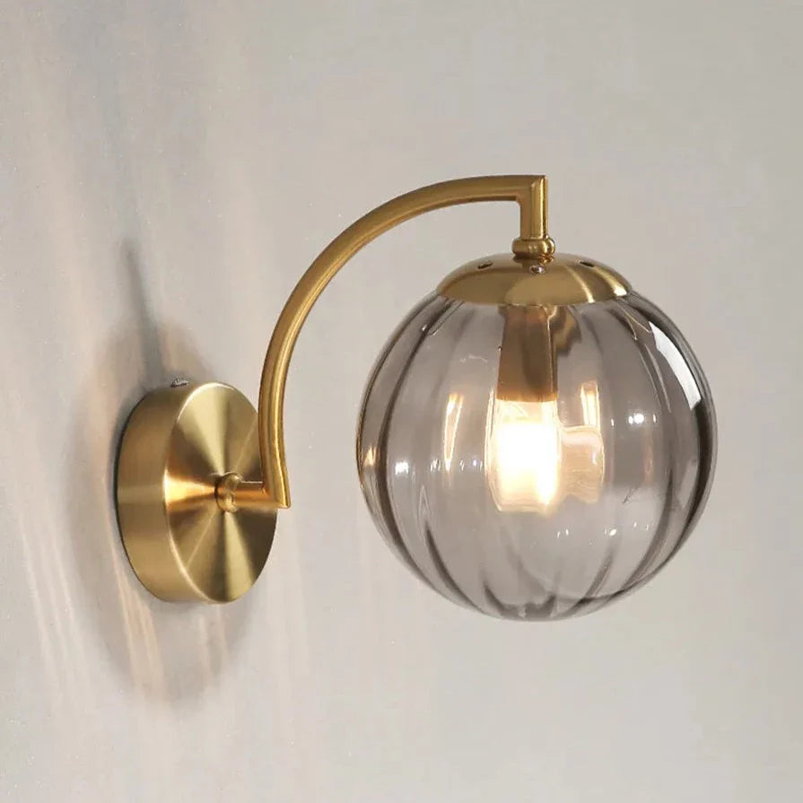 Moderne Retro-Wandleuchte mit Rauchglas-Globus