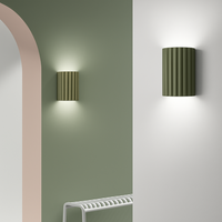 Moderne Zylinder-Wandleuchte mit Rippen