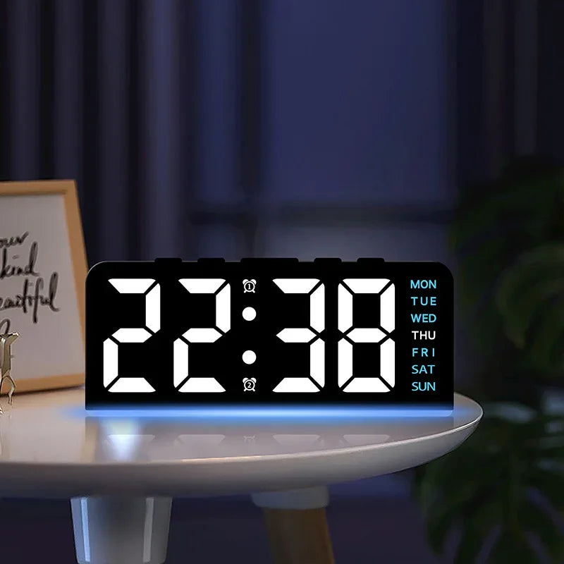 Moderner digitaler LED-Wecker mit Wochentagsanzeige