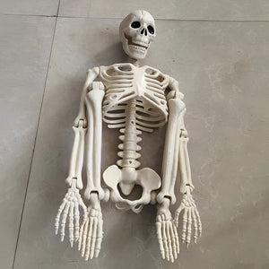 Geisterhaftes Skelett als Halloween-Dekoration für den Außenbereich