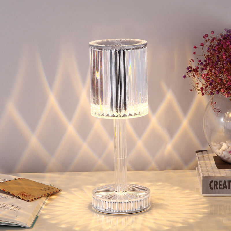 Moderne LED-Tischlampe in geometrischer Form mit Touch-Bedienung