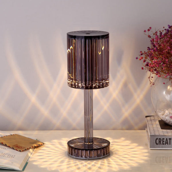 Moderne LED-Tischlampe in geometrischer Form mit Touch-Bedienung