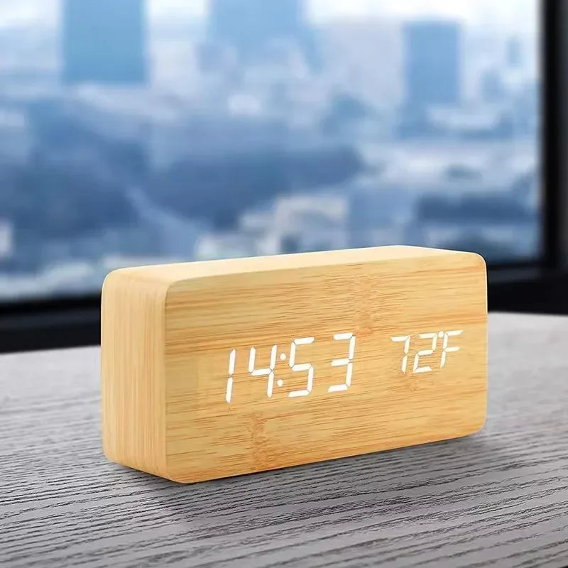 Minimalistischer LED-Digitalwecker aus Holz