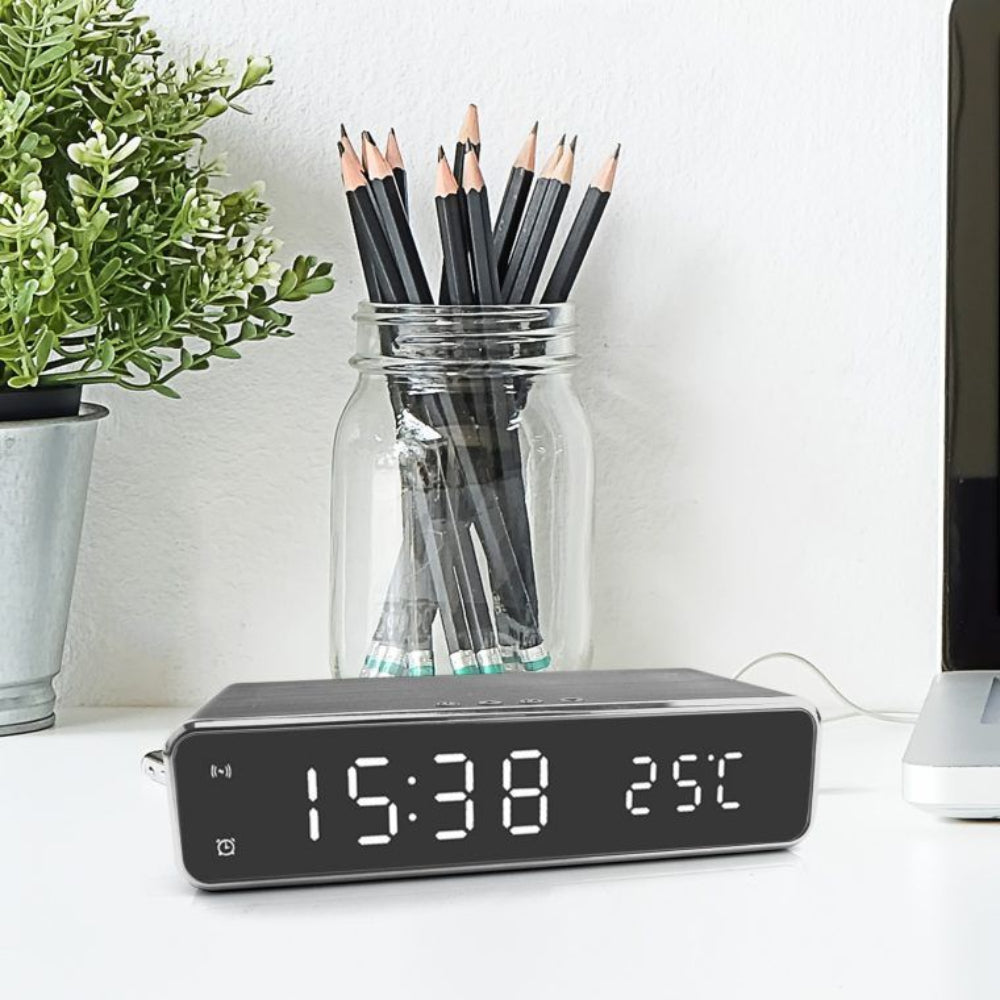 Intelligenter LED-Digitalwecker mit kabellosem Ladegerät