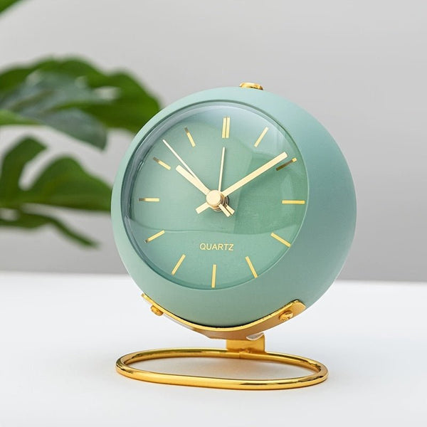Retro-Tischwecker mit goldenem Ständer