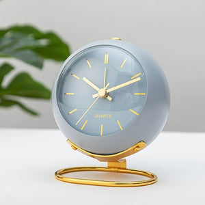 Retro-Tischwecker mit goldenem Ständer