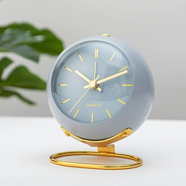 Retro-Tischwecker mit goldenem Ständer