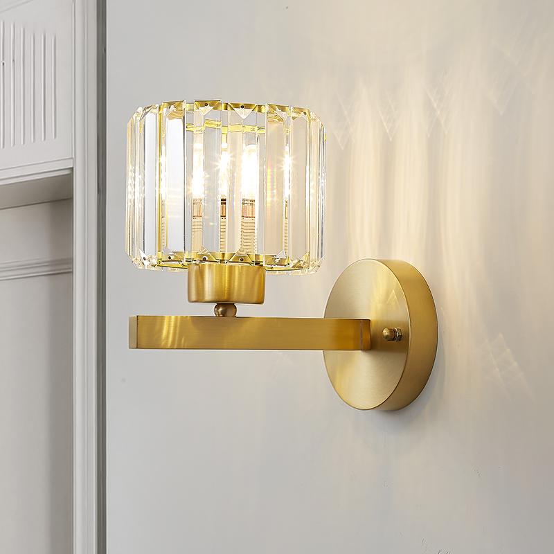Moderne Wandleuchte mit Schirm und runder Rückwand