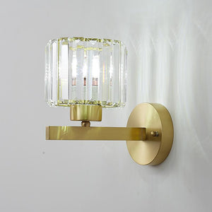 Moderne Wandleuchte mit Schirm und runder Rückwand