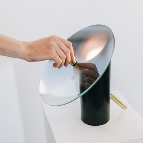 Moderne LED-Tischleuchte mit Scheibenschirm