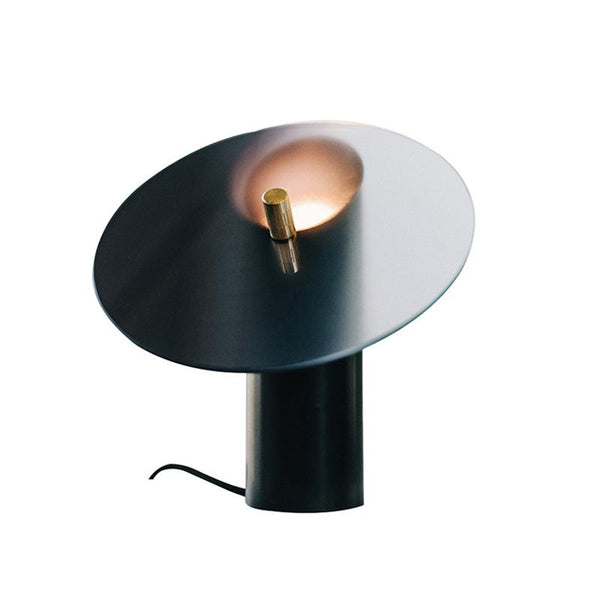 Moderne LED-Tischleuchte mit Scheibenschirm